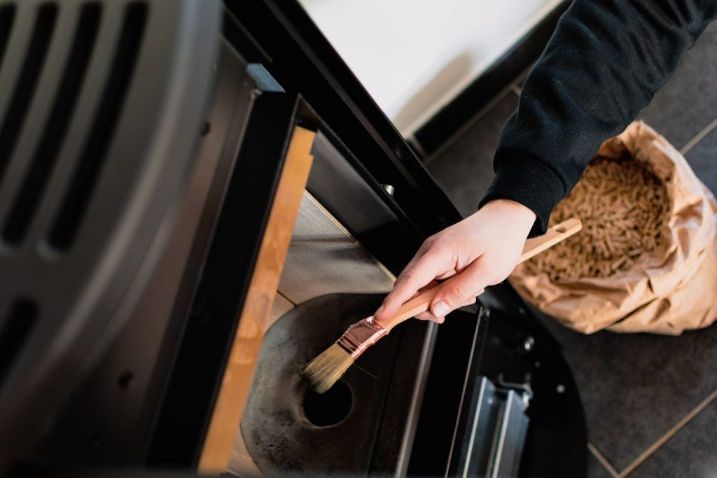 Nettoyer son poêle à pellets, nos astuces pour un appareil performant